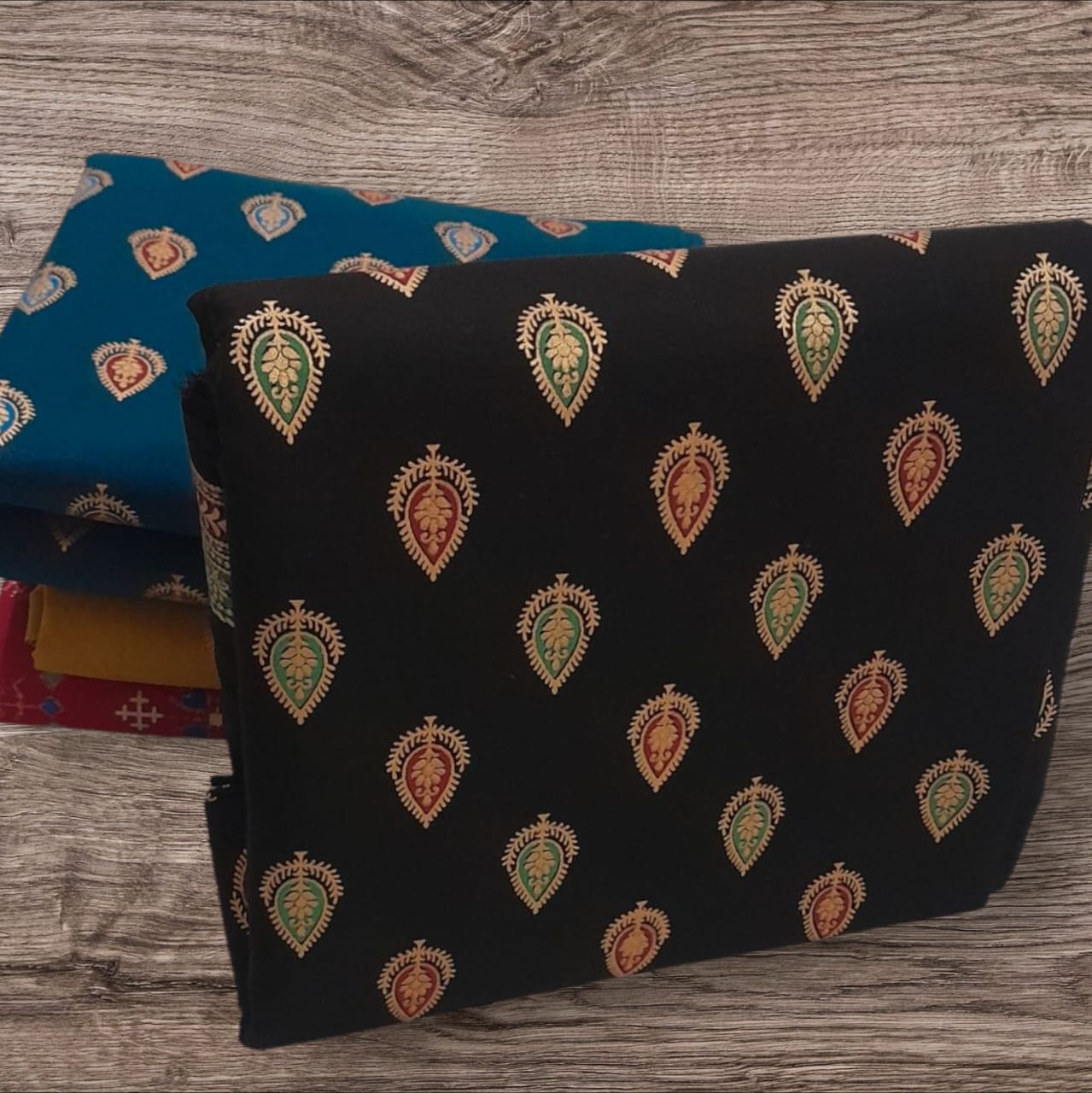 Ladies lawn shopping from the online shop in Sheikhupura